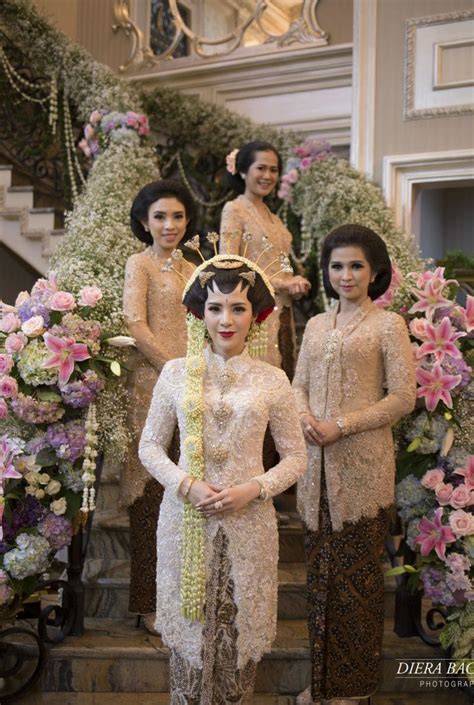 Seiring dengan perkembangan zaman, model pakaian batik pun kian beragam. Lagi Tren Contoh Pakaian Pengantin Adat Jawa | Ideku Unik