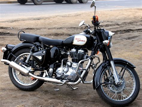 It has a circular mirror and black knee pads made up of rubber suits with its royal look. ROYAL BIKE FOR ROYAL CHOICE. - ROYAL ENFIELD CLASSIC 350 ...