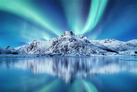 Aurora Borealis îles Lofoten Norvège Lumière Et Réflexion Sur La
