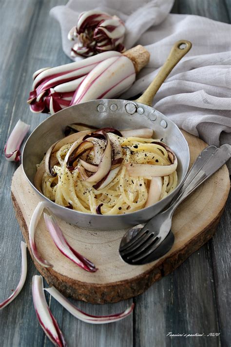 Nel frattempo avrete messo a bollire l'acqua per lessare gli spaghetti che una volta pronti scolerete bene e salterete nel tegame (13) con il radicchio. Spaghetti al radicchio e tè affumicato - Pensieri e pasticci