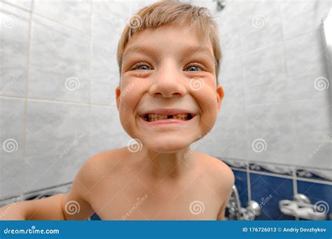 Menino Alegre Na Sala De Chuveiro Mostra Seus Dentes Depois De Escovar Imagem De Stock Imagem