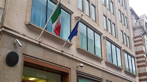 Tra le altre, ci arrivano migliaia addirittura di segnalazioni di connazionali che non riescono neanche a prenotare un appuntamento online per rinnovare il passaporto italiano. Gli italiani nel Regno Unito voteranno per il PE ...