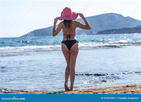 Vista Trasera De Una Mujer Sexy Madura En Bikini Negro Foto De Archivo