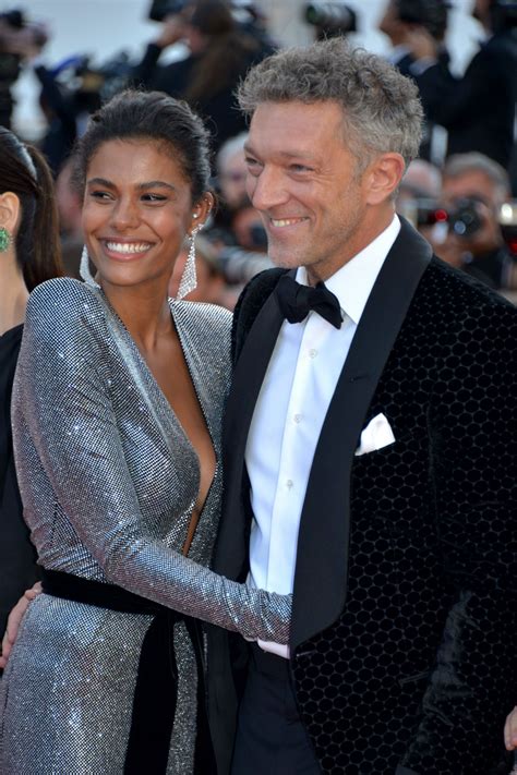 Extrait de leur intimité complice. Tina Kunakey and Vincent Cassel - "Girls of the Sun ...