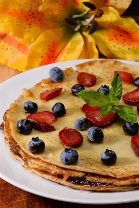 Liechtensteiner Pfannkuchen (Pancakes with Compote and Berries ...