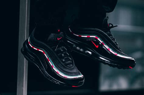 Make sure the typeface used is correct, make sure the varnishing is smooth and that the edges are sharp and straight. Undefeated x Nike Air Max 97 Black - Grailify