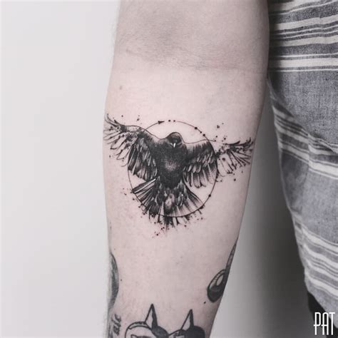 23 Mystique And Seductive Raven Tattoo Designs Raven Tattoo Crow