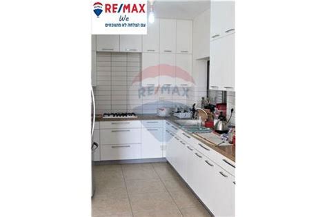 הרב הרצוג 25 קריית אתא קומה 3/3 70 מר 3 חדרים. דירות למכירה או השכרה בקרית אתא, צפון, רי/מקס