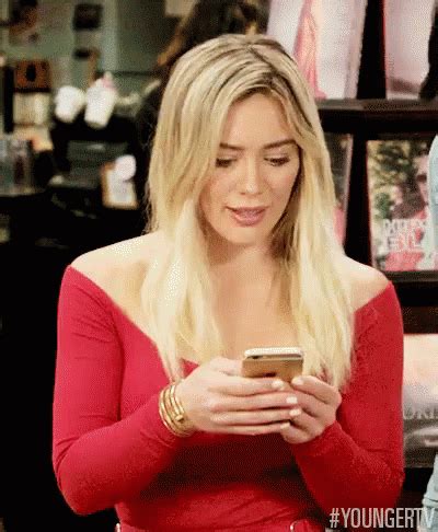 Texting Gif Texting Scrolling Hilaryduff Discover Share Gifs