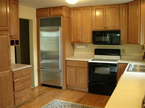 Refinishing your kitchen cabinets is a good way to liven up your living space and increase the value planning and updating kitchen cabinets can produce a remarkable kitchen makeover in a few days. Maple Kitchen Cabinets--like the cabinets up to ceiling ...