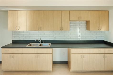 Seamless, smooth, and often a solid color, it is better than any other backsplash material at protecting walls and at facilitating clean up. Best 59 Modern Kitchen Laminate Cabinets Design Photos And ...