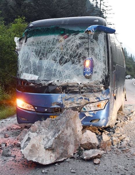 地震活動 / 地震活动 ― dìzhèn huódòng ― seismic activity. 四川省地震、死者19人に 観光客が犠牲、ホテルロビー倒壊 ...