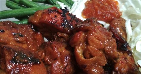 Tahu akan dihancurkan, dicampur dengan bumbu halus, dan ditambahkan bahan lainnya seperti daun kemangi, tomat, serta rawit. Resep Ayam Ungkep Bumbu Jawa - Mewarnai p