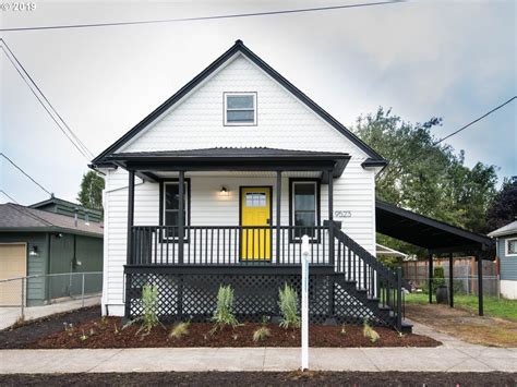 Desain rumah minimalis putih dengan tangga  Thegorbalsla