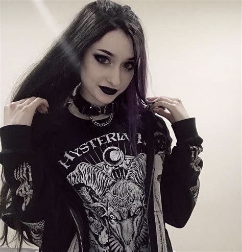 🕷 𝖕 𝖆 𝖚 𝖑 𝖆 🕷 Xholdontillmay • Instagram Photos And Videos Black Metal Girl Metal Girl