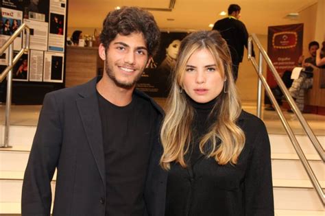 Artist in the making, i'd say it's cause for celebrating | twuko. Kim Rocha e Giulia B - Revista lounge*