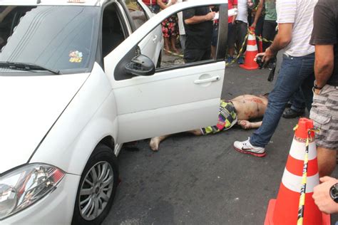 ViolÊncia Imagens Do Homem Assassinado Dentro De Táxi Em Manaus Policial Portal Do Holanda