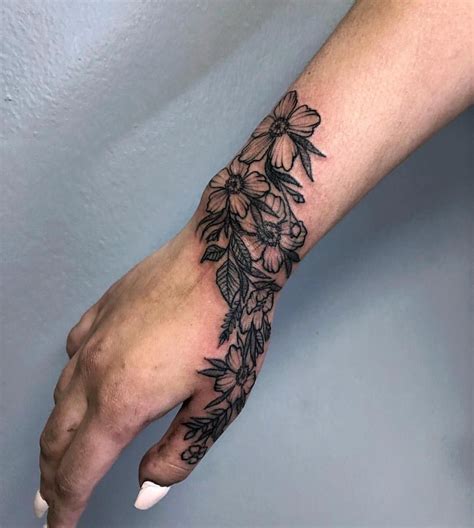 Floral Hand 🌸 If Interested In Making An Apt I Am Located In Las Vegas