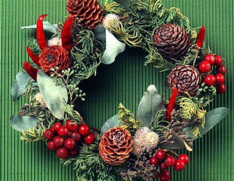 Es igual si quieres decorar una habitación navideña o poner la corona en la entrada. Estilo de corona de navidad para la puerta de casa ...