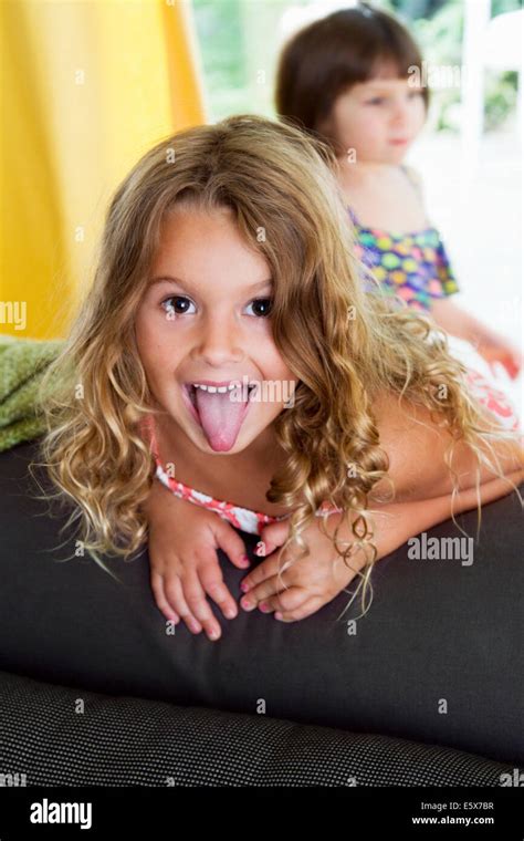 Porträt Von Zuversichtlich Mädchen Ihre Zunge Heraus Stockfotografie