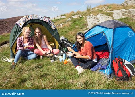 Groupe D Adolescentes Sur Des Vacances En Camping Dans La Campagne