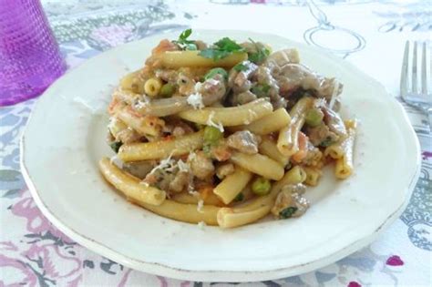 Aggiungete quindi la polpa di pomodoro. Ricetta del giorno: Pasta con salsiccia funghi e panna ...