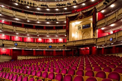 El Teatro Real Y La Fábrica Publican El Libro Del Teatro Real