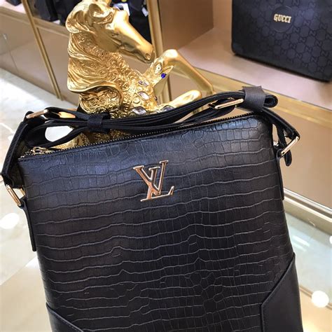Official website model number m56390 presbyopia, taken in kind, with the greatest price advantage, type quality can be compared, type taiwan fabric, original hardware, original leather material:lv. Cheap Louis Vuitton Croc Embossed Leather Messenger Bag ...