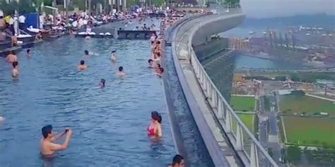 Lianhe back to the top. A roof-deck pool in Singapore has a stunning view ...