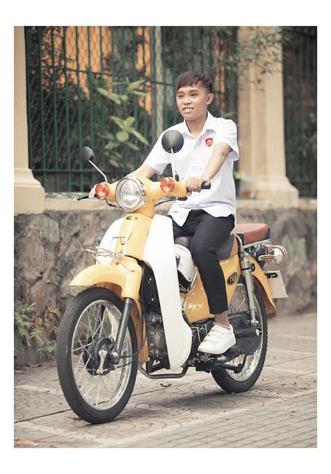 Về phi nhung phi nhung tiếp tục mở quán chay kiếm tiền giúp các con nuôi tin việt 24h. Hồ Văn Cường và hai cô con gái nuôi xinh đẹp của Phi Nhung