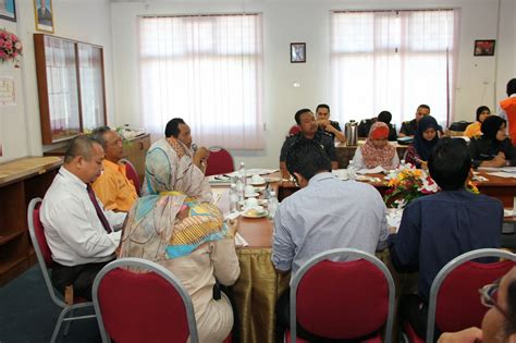 Seramai 4 orang guru telah mendaftar di sekolah sm sains alam shah untuk mula bertugas pada tahun 2010. Pengetua Sekolah Menengah Sains Alam Shah - Red Pastel f