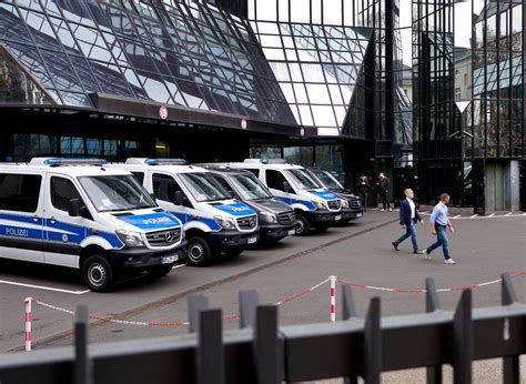 The deutsche bundesbank is the central bank of the federal republic of germany. Report: German police search Deutsche Bank offices