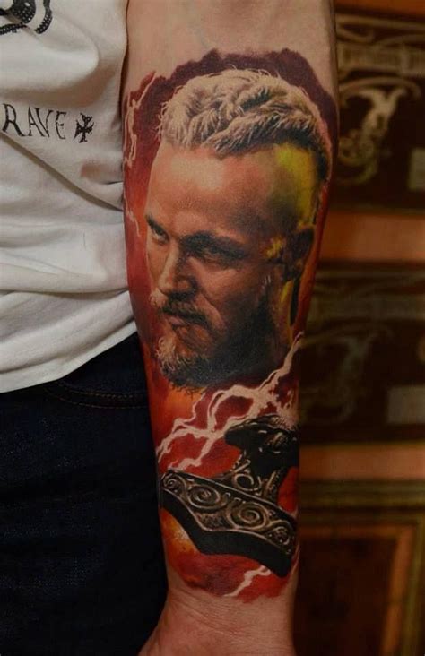 Vikings tem ragnar lothbrokcomo um dos personagens mais importantes da série e infelizmente, na quarta temporada, ragnar acabou. ragnaar tattoo | Viking tattoos, Ragnar lothbrok tattoo, Portrait tattoo