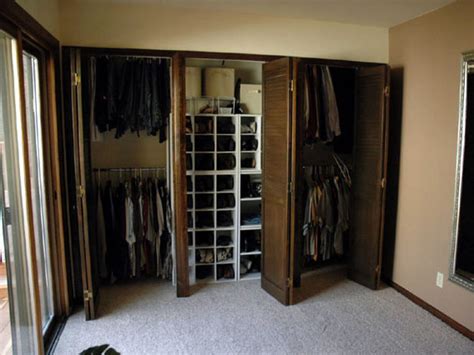 Learn how to turn a closet into a home office (plus all the details on the craft room organization!) (check out my video tour at the end of this post!) when i first started blogging i used the computer that was in our den. How to Build a Closet Into the Corner of a Room | how-tos ...