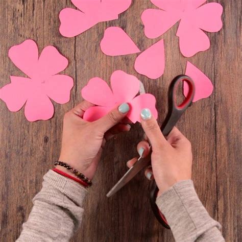Ver más ideas sobre flores de papel molde, flores de papel, sobres de papel. Flores gigantes de papel (con imágenes) | Flores de papel ...