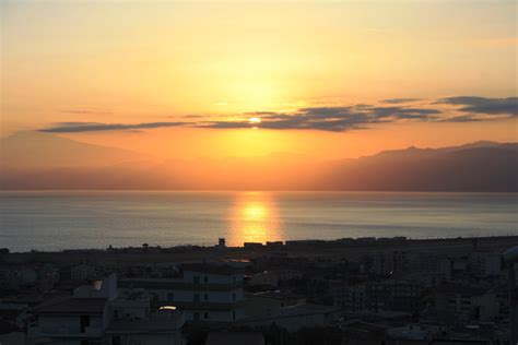 Comunque una volta giunto al porto puoi recarti nella stazione degli. Reggio Calabria: spettacolare tramonto con l'Etna ed i ...
