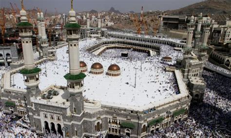 Władze wysyłają zespoły sprzątające w celu wytępienia owadów dla „bezpieczeństwa i wygody gości domu bożego. Zdjęcia: Wielka pielgrzymka do Mekki. Tak modlą się ...