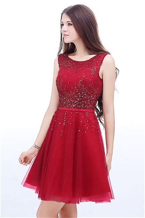 Découvrez notre sélection de robe de soirée #ootn. Robe rouge courte ornée de paillettes dos décolleté en V ...