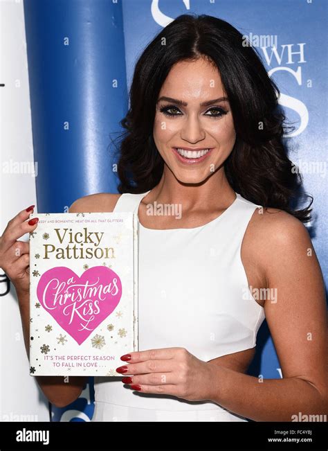 i m a celebrity winner vicky pattison signs copies of her new book a christmas kiss at whsmith