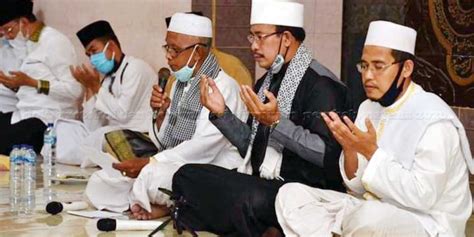 Doa sehari hari meliputi doa sebelum makan, doa sesudah makan, doa sebelum tidur, doa sesudah tidur, doa masuk ke masjid, doa keluar masjid, dan masih banyak lagi dalam artikel ini. Bupati Natuna Hadiri Tausiyah dan Doa Istiqhosah Hari Jadi ...