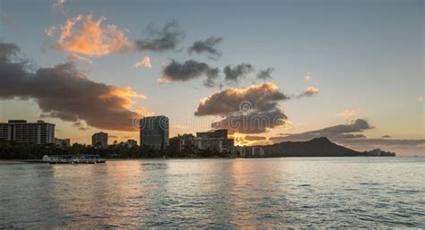 Salida Del Sol Sobre La Cabeza Del Diamante De Waikiki Hawaii Imagen De
