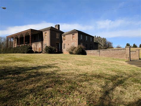 Mansion in Knoxville, TN [4048x3036] : r/AbandonedPorn