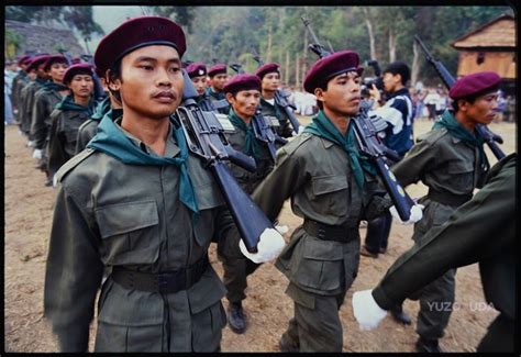 ミャンマーの大統領（ミャンマーのだいとうりょう、ပြည်ထောင်စု သမ္မတ မြန်မာနိုင်ငံတော်‌ သမ္မတ）は、ミャンマー（ビルマ）の元首たる大統領である。 1947年制定の初代憲法では、大統領は民族代表院（上院）と地域代表院（下院）の議員によって選出. ＜写真報告：ミャンマー・カレン州＞内戦は終結に向かうのか1 ...