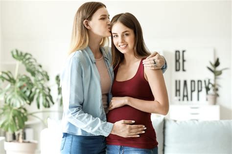 Feliz Pareja De Lesbianas Embarazadas En Casa Foto Premium