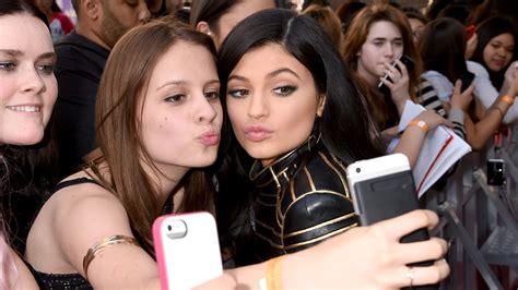 Kylie Jenner Young Fan Paparazzi — This Is The One Thing You Shouldnt Do When Asking Kylie