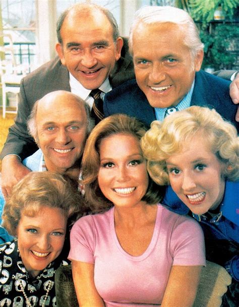 News & interviews for the mary tyler moore show. THE MARY TYLER MOORE SHOW tv newsroom cast (1970-1977 ...