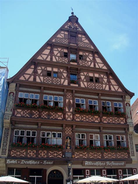 Be our guest in our house full of history, tradition and savoir vivre. Zeitachse - Staedte-fotos.de