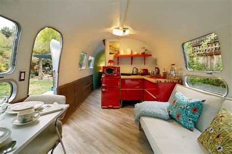 自宅でも楽しめちゃう 庭に置かれたキャンピングカーの隠れ家的離れ Airstream Interior Vintage Trailer