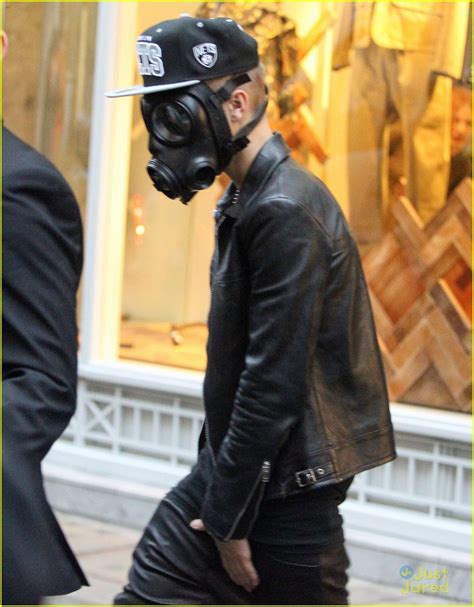 justin bieber wears gas mask while shopping photo 541155 photo gallery just jared jr