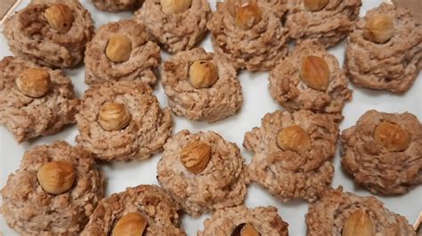 .versez votre pâte dans une poche à douille, avec laquelle vous dressez les petits fours sur une plaque de four recouverte de papier cuisson. بيتي فور باللوز التونسي petit four aux amandes #🇹🇳🇹🇳🇹🇳 ...